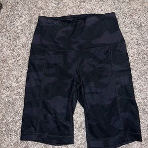 Super cute yoga shorts or active wear !